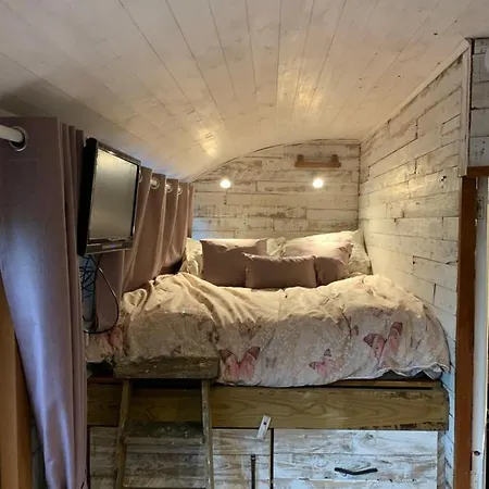 Cherry Tub In The Orchard. Cozy Getaway Apartment *