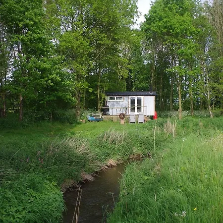 Cherry Tub In The Orchard. Cozy Getaway Apartment Stillington